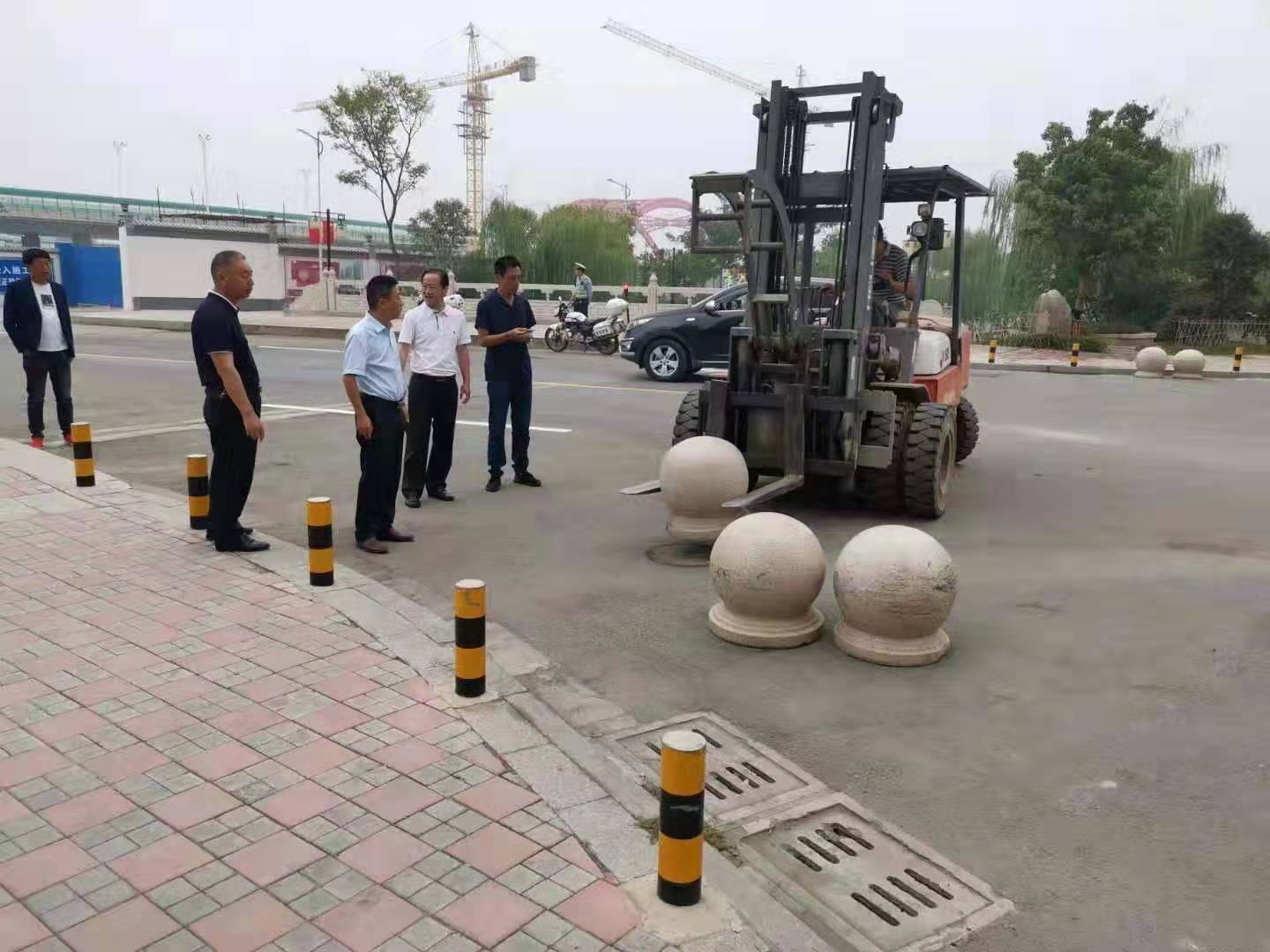 為向新中國成立七十周年獻禮，市城建集團攻堅克難，實現(xiàn)了北門棚改區(qū)域民生路10月1日零時順利通車。國慶假期，市城建集團堅持做好一線工作，在與交警部門共同做好民生路通車保障工作外，抓細節(jié)，抓落實，確保其他各項工作有序推進。.jpg